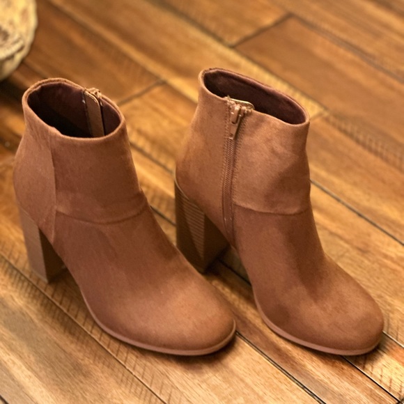 ASOS heeled ankle boot - Picture 3 of 3